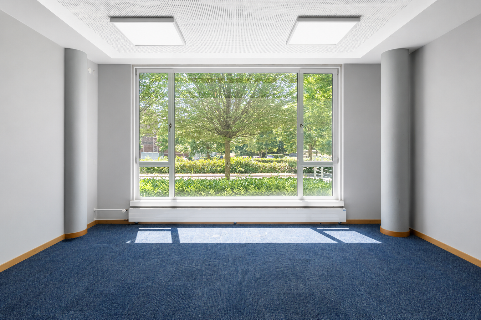 Büroraum mit bodentiefer Fensterfront